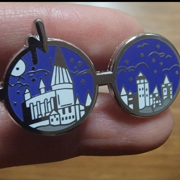 Harry Potter Glasses Hogwarts Hard Enamel Pin - Picture 2 of 4